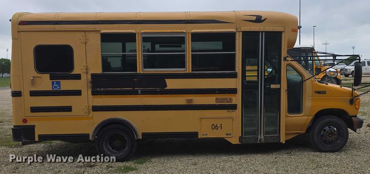 image for item DO7938 2006 Ford E450 Super Duty school bus