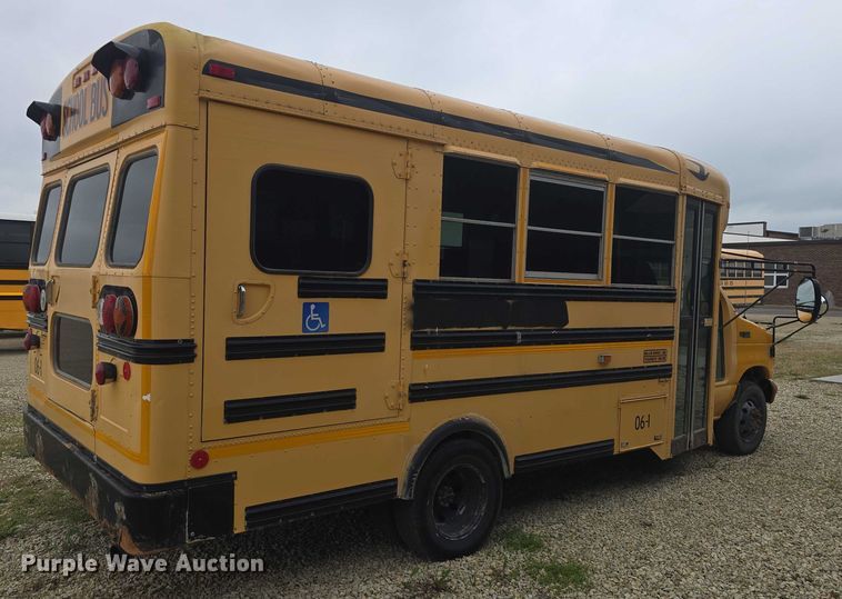 image for item DO7938 2006 Ford E450 Super Duty school bus