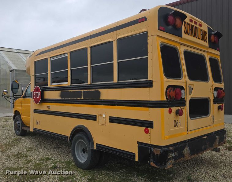 image for item DO7938 2006 Ford E450 Super Duty school bus