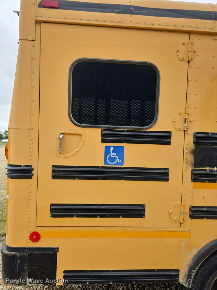 image for item DO7938 2006 Ford E450 Super Duty school bus