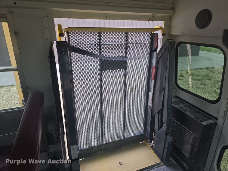 image for item DO7938 2006 Ford E450 Super Duty school bus