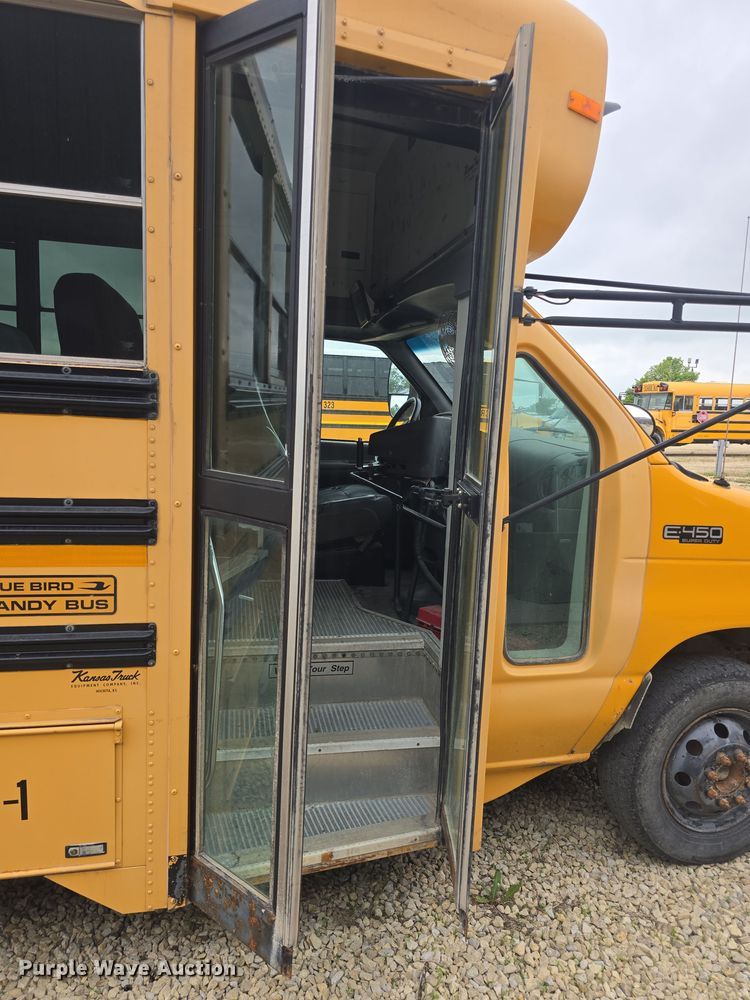 image for item DO7938 2006 Ford E450 Super Duty school bus