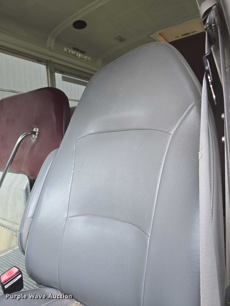 image for item DO7938 2006 Ford E450 Super Duty school bus