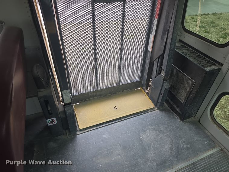 image for item DO7938 2006 Ford E450 Super Duty school bus