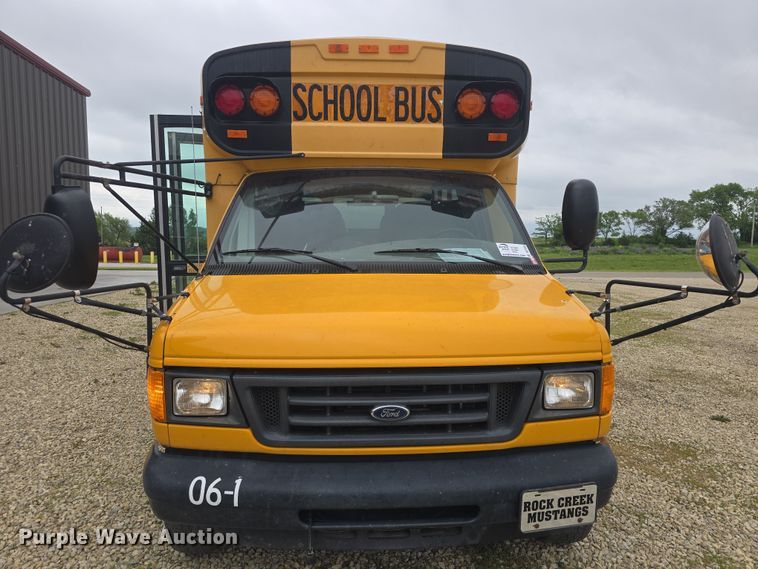 image for item DO7938 2006 Ford E450 Super Duty school bus