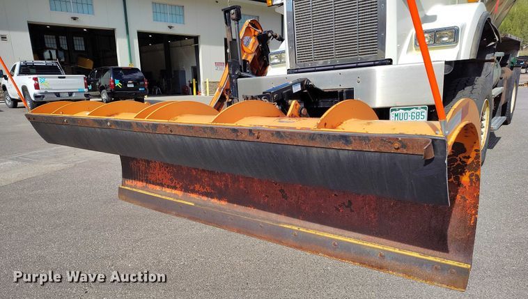 image for item DP5001 2009 Kenworth T800 spreader truck