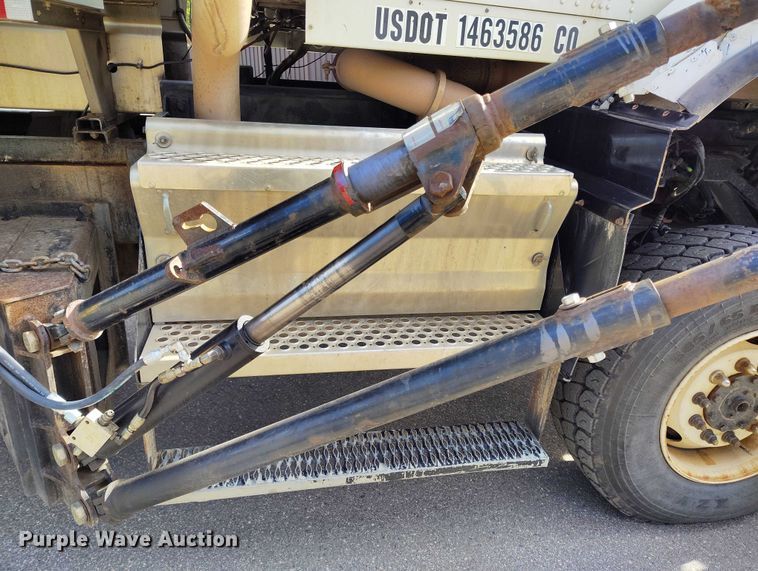 image for item DP5001 2009 Kenworth T800 spreader truck