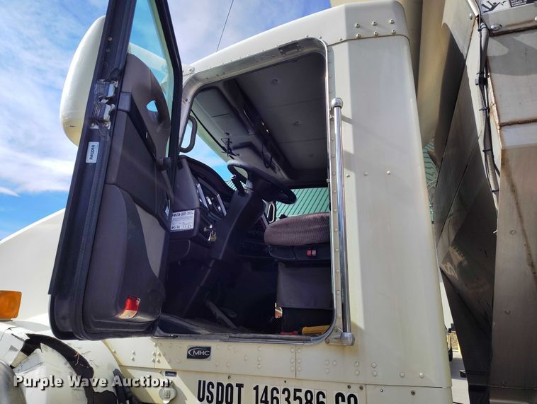 image for item DP5001 2009 Kenworth T800 spreader truck