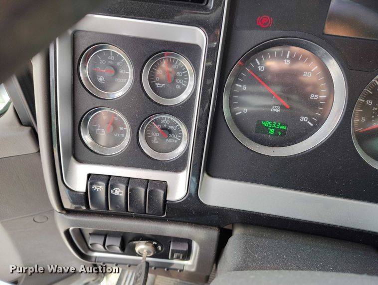 image for item DP5001 2009 Kenworth T800 spreader truck