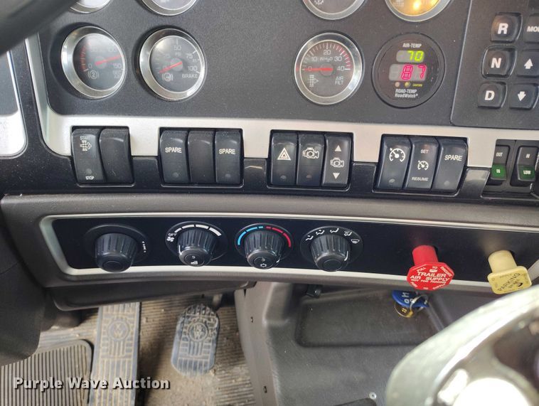 image for item DP5001 2009 Kenworth T800 spreader truck