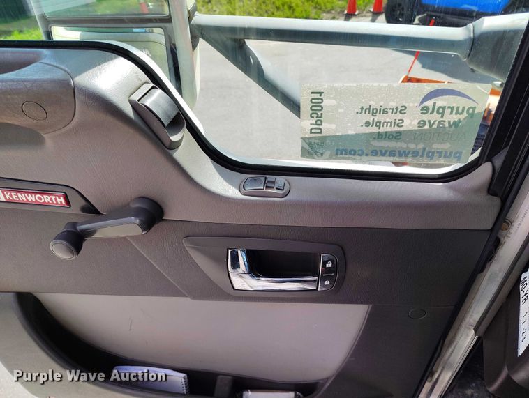 image for item DP5001 2009 Kenworth T800 spreader truck