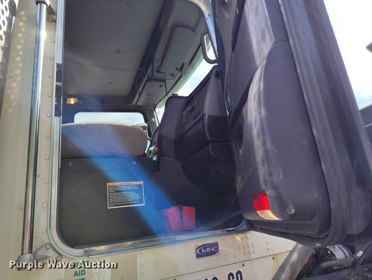 image for item DP5001 2009 Kenworth T800 spreader truck