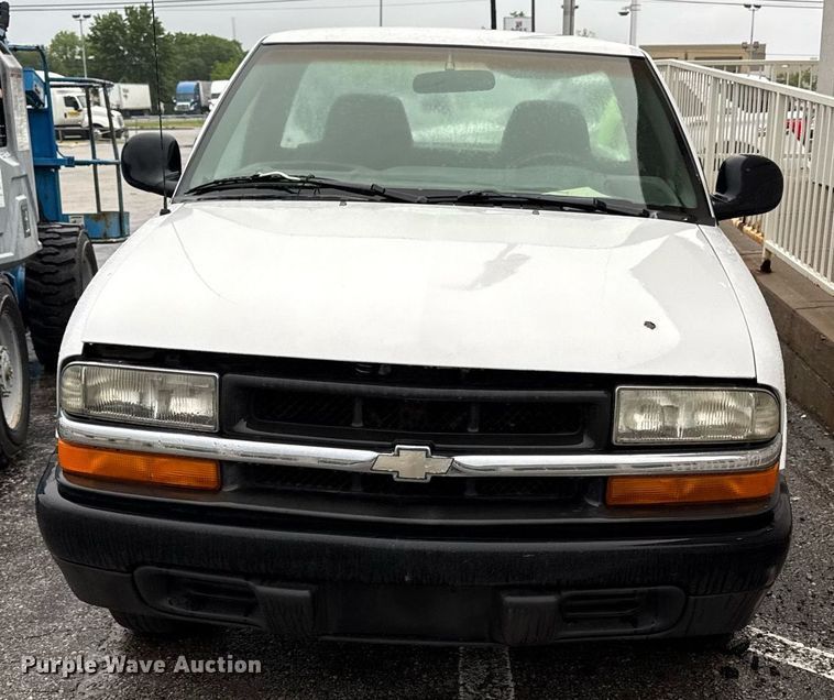 image for item DR2780 1998 Chevrolet S10 pickup truck