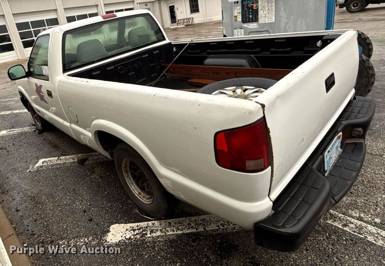 image for item DR2780 1998 Chevrolet S10 pickup truck