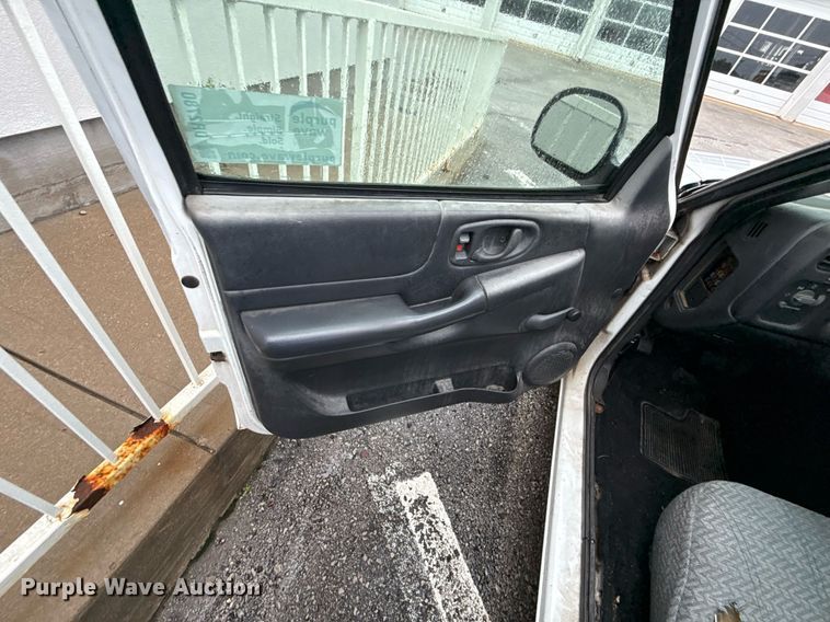 image for item DR2780 1998 Chevrolet S10 pickup truck