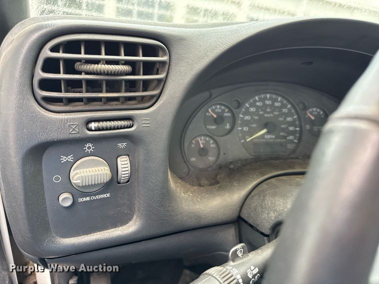 image for item DR2780 1998 Chevrolet S10 pickup truck