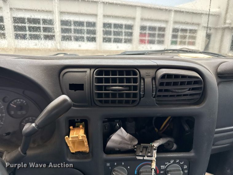 image for item DR2780 1998 Chevrolet S10 pickup truck