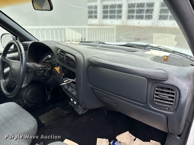 image for item DR2780 1998 Chevrolet S10 pickup truck