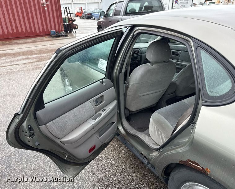 image for item DR2782 2002 Ford Taraus 