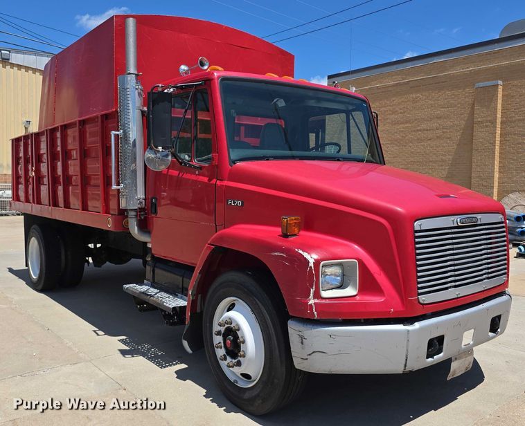 image for item DR3787 2003 Freightliner Business Class M2 chipper truck