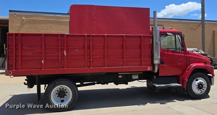 image for item DR3787 2003 Freightliner Business Class M2 chipper truck