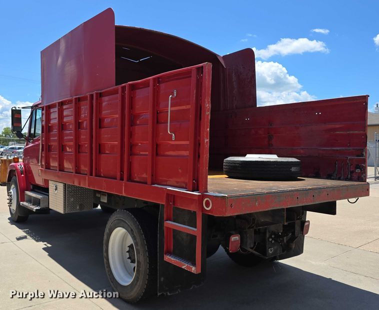 image for item DR3787 2003 Freightliner Business Class M2 chipper truck