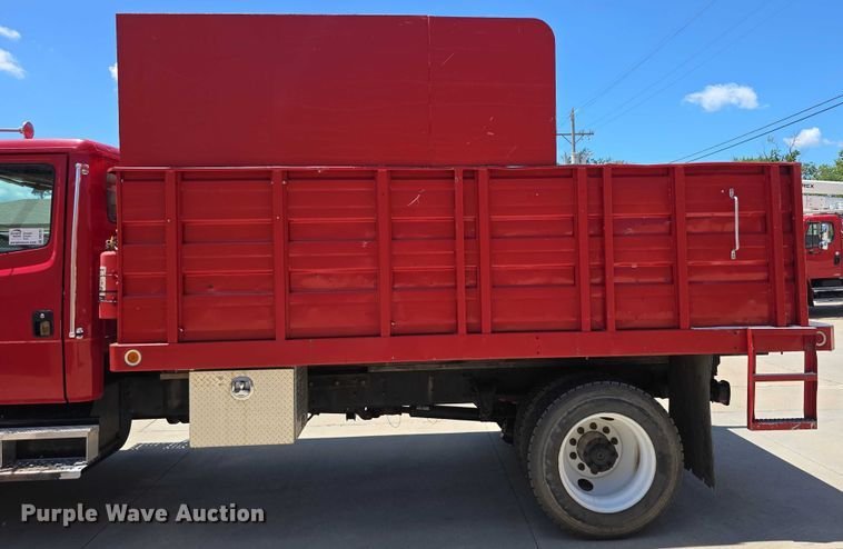 image for item DR3787 2003 Freightliner Business Class M2 chipper truck