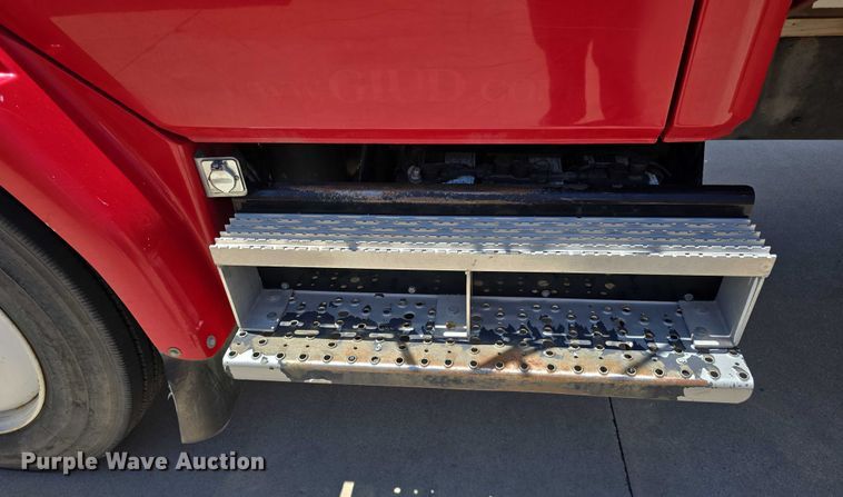 image for item DR3787 2003 Freightliner Business Class M2 chipper truck