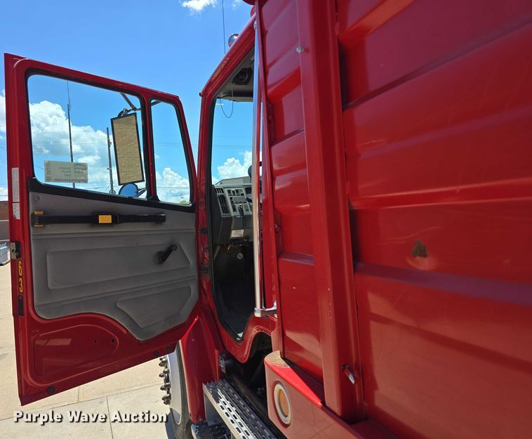 image for item DR3787 2003 Freightliner Business Class M2 chipper truck