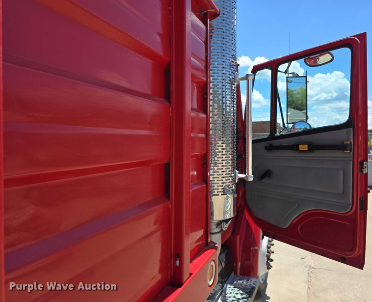 image for item DR3787 2003 Freightliner Business Class M2 chipper truck