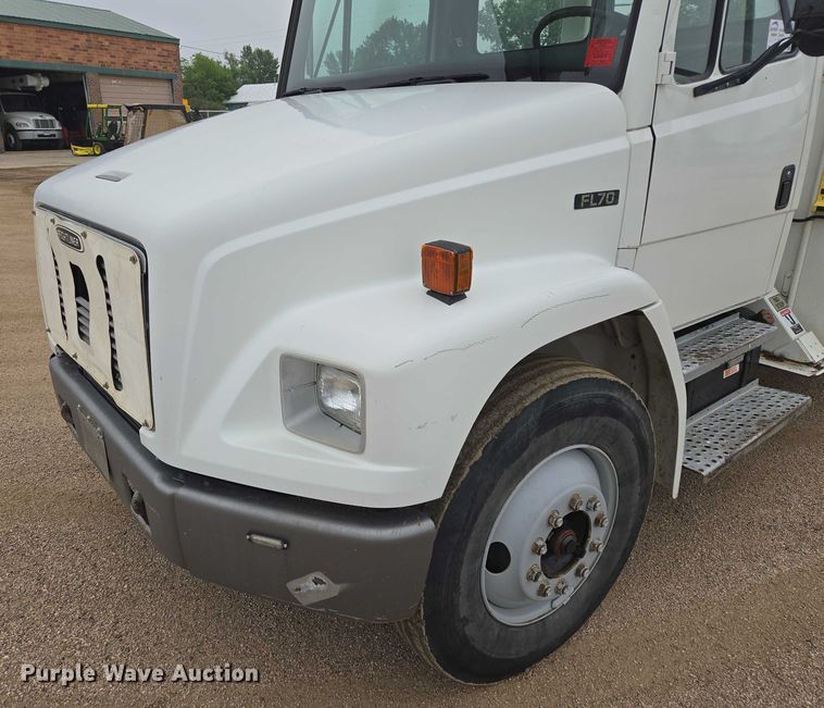 image for item DT7215 1995 Freightliner FL70 bucket truck