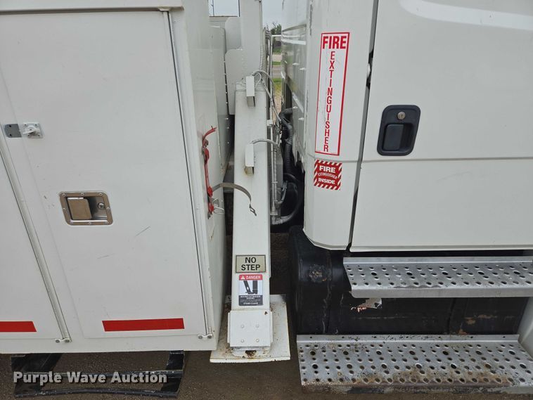 image for item DT7215 1995 Freightliner FL70 bucket truck