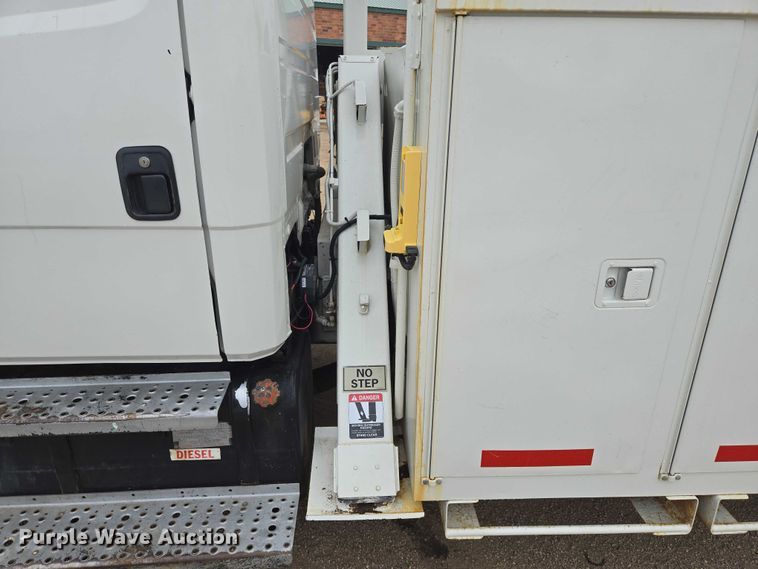 image for item DT7215 1995 Freightliner FL70 bucket truck