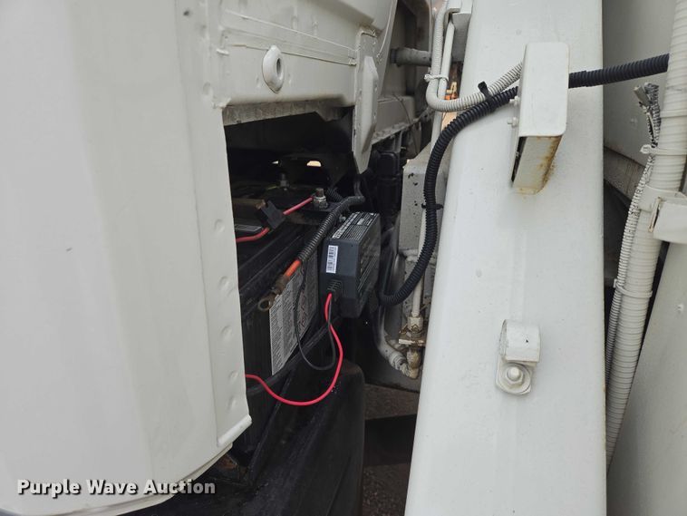 image for item DT7215 1995 Freightliner FL70 bucket truck