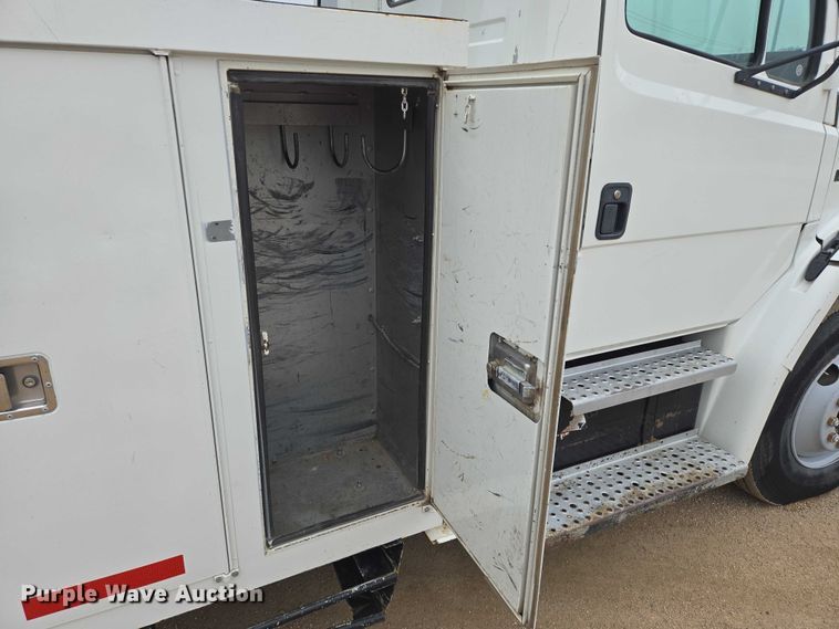 image for item DT7215 1995 Freightliner FL70 bucket truck