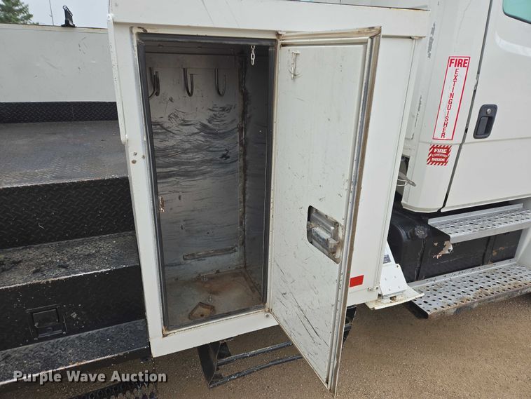 image for item DT7215 1995 Freightliner FL70 bucket truck