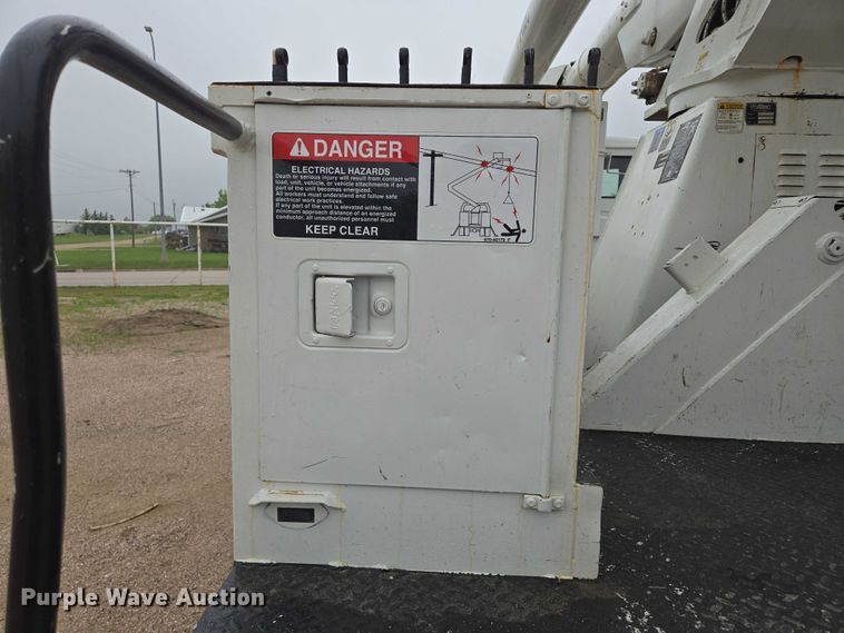 image for item DT7215 1995 Freightliner FL70 bucket truck