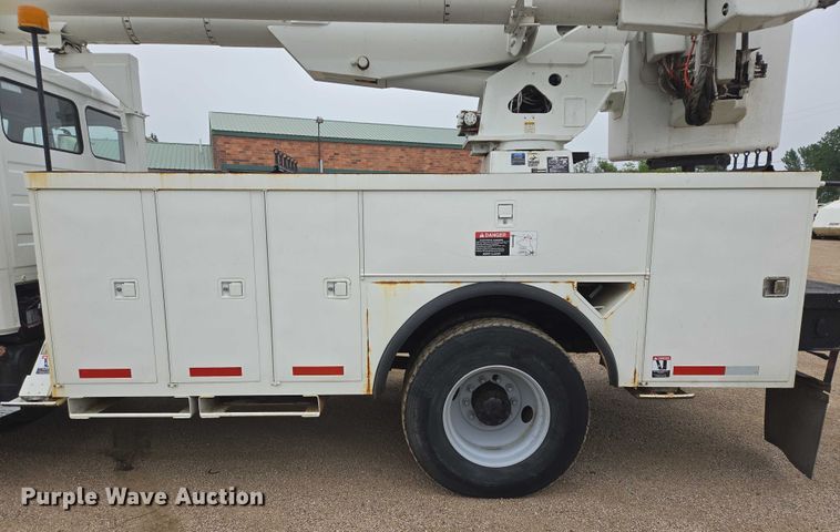 image for item DT7215 1995 Freightliner FL70 bucket truck