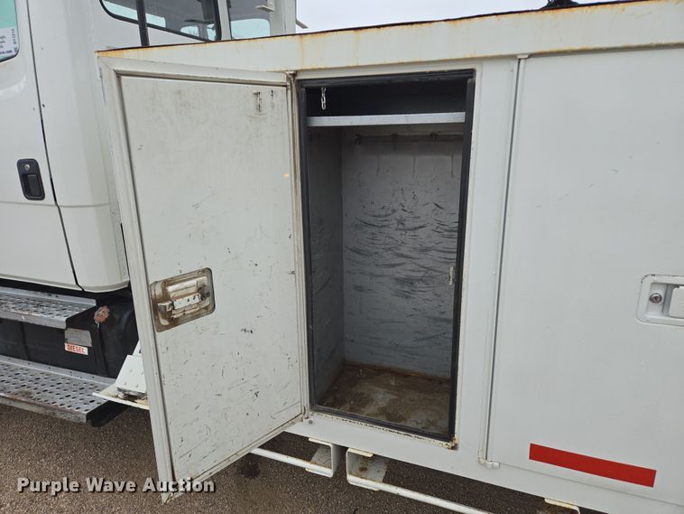 image for item DT7215 1995 Freightliner FL70 bucket truck