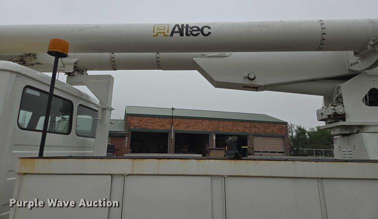 image for item DT7215 1995 Freightliner FL70 bucket truck