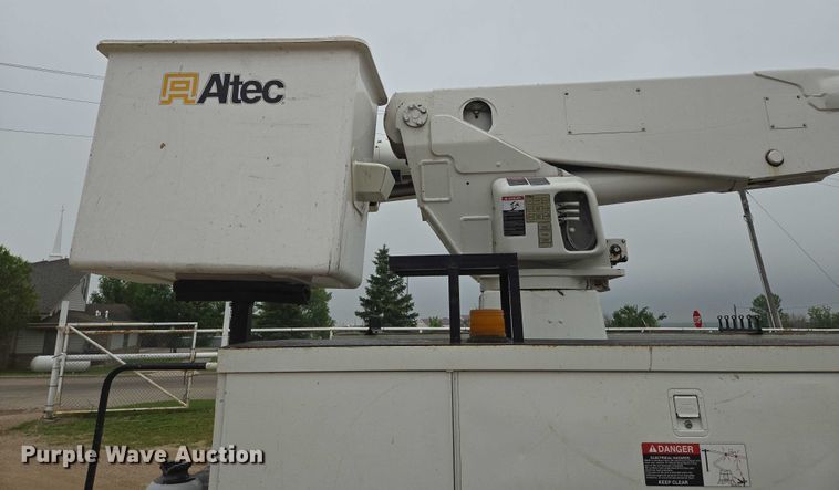 image for item DT7215 1995 Freightliner FL70 bucket truck
