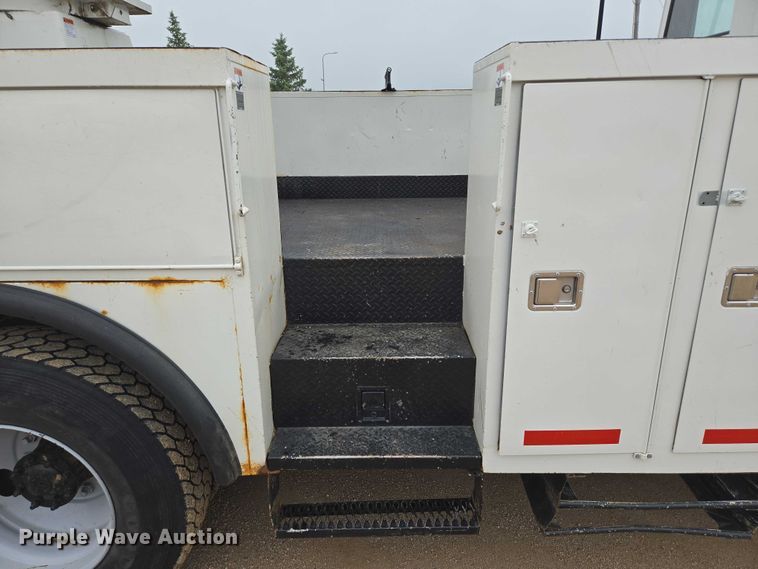 image for item DT7215 1995 Freightliner FL70 bucket truck