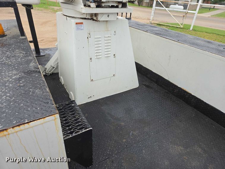 image for item DT7215 1995 Freightliner FL70 bucket truck