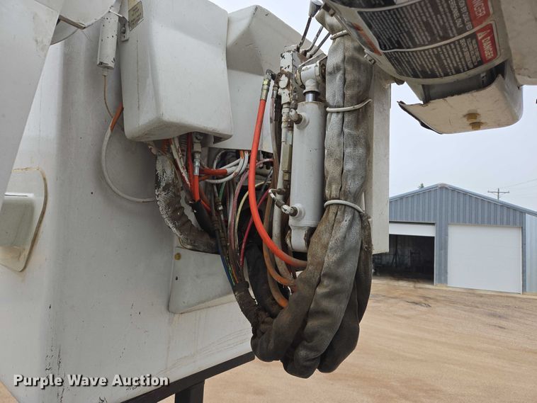 image for item DT7215 1995 Freightliner FL70 bucket truck