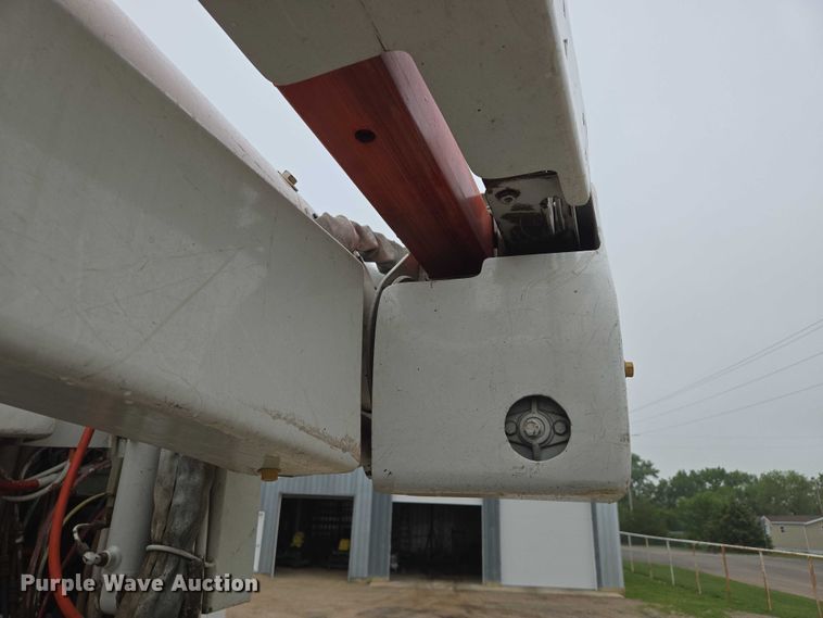 image for item DT7215 1995 Freightliner FL70 bucket truck