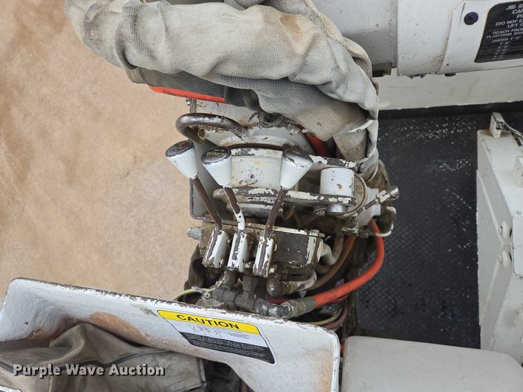 image for item DT7215 1995 Freightliner FL70 bucket truck