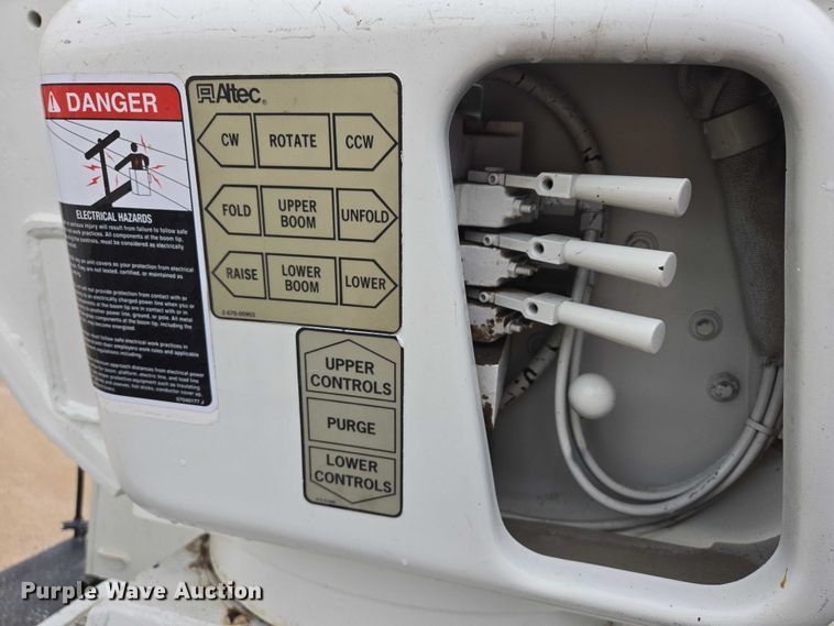 image for item DT7215 1995 Freightliner FL70 bucket truck