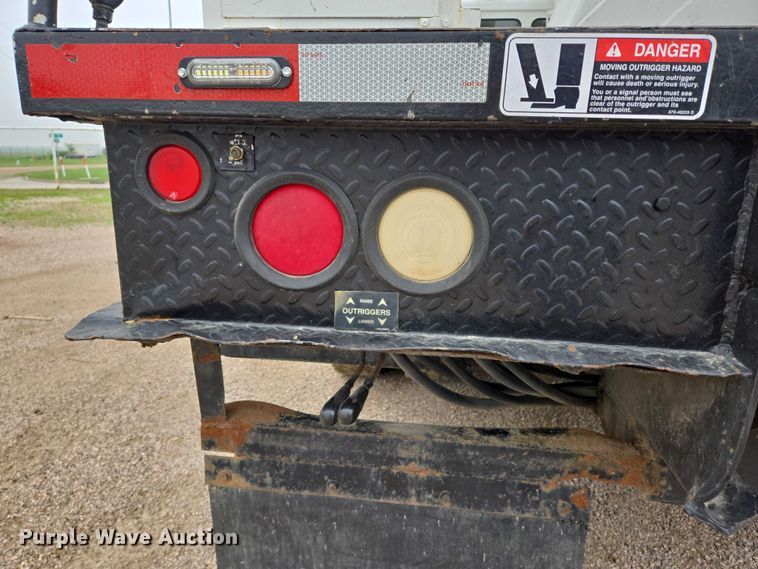 image for item DT7215 1995 Freightliner FL70 bucket truck