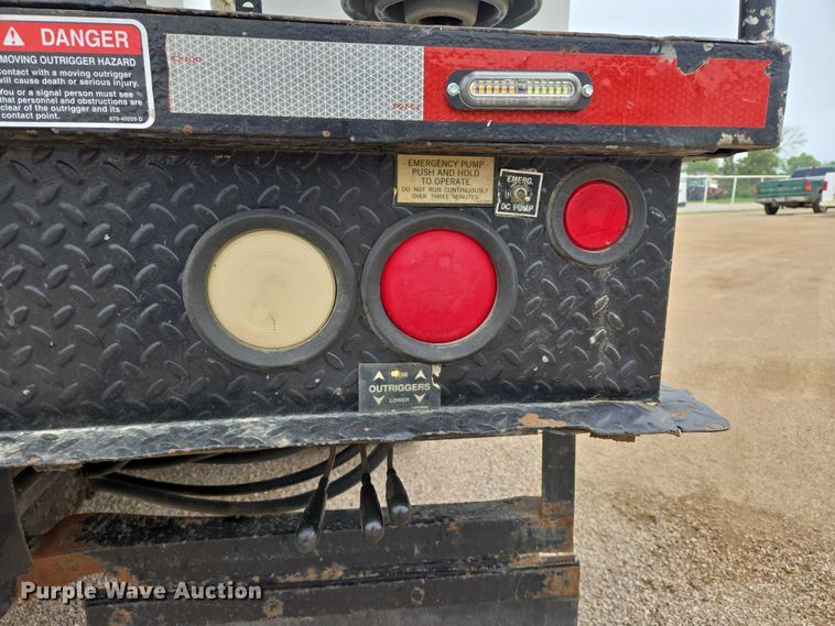 image for item DT7215 1995 Freightliner FL70 bucket truck