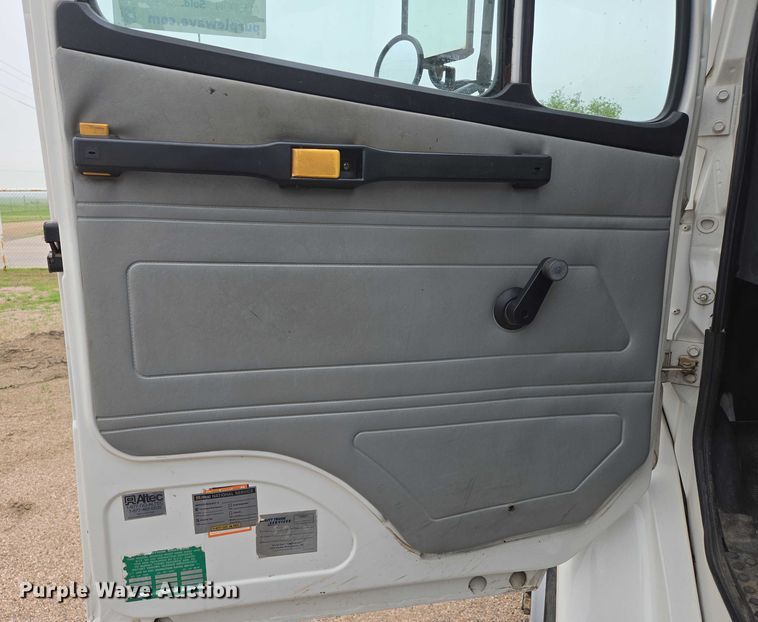 image for item DT7215 1995 Freightliner FL70 bucket truck